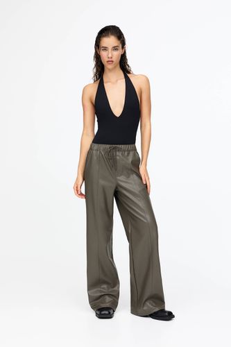 Pantalon Jogging En Similicuir - Pull&Bear - Modalova