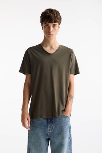 T-Shirt À Manches Courtes Décolleté En V - Pull&Bear - Modalova