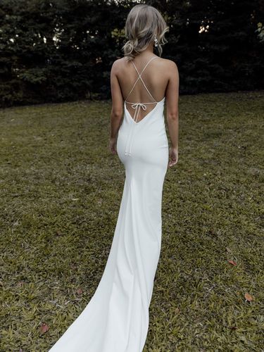 Robe de mariée simple blanche gaine col en V sans manches dos nu taille naturelle croisée devant fendue robes de mariée à lacets - milanoo.com - Modalova