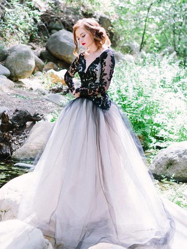 Robe de mariée gothique A-Line col en V manches longues tulle dentelle longueur au sol robe de mariée personnalisation gratuite - milanoo.com - Modalova