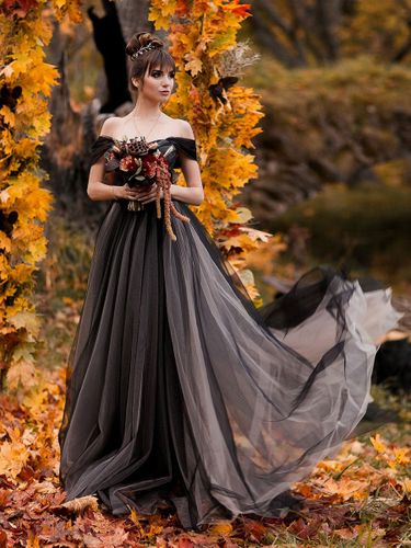 Robe de mariée robe de mariage gothique col en coeur hors de l'épaul à traîne - milanoo.com - Modalova