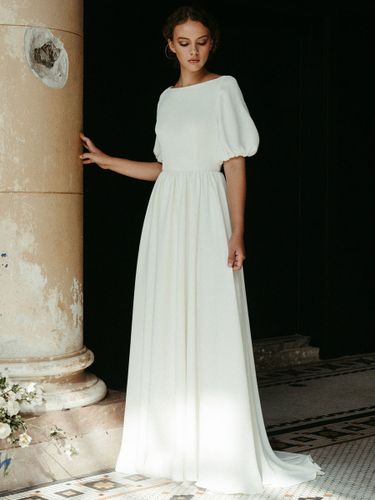 Robe de mariée simple en satin stretch crêpe col bateau manche courte avec petite traîne - milanoo.com - Modalova