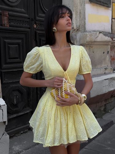 Robe courte à œillets col en V et manches bouffantes été 2026 - milanoo.com - Modalova