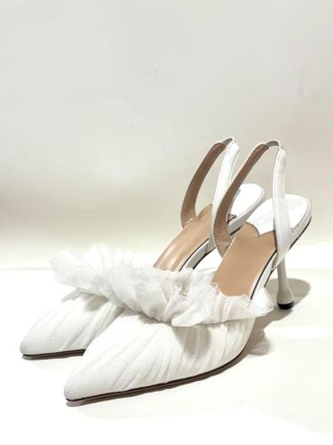 Chaussures de mariage blanches à bout pointu et à volantss - milanoo.com - Modalova
