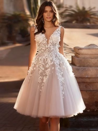 Robes de mariée courtes en tulle longueur genou col en V sans manches coupe trapèze taille naturelle - milanoo.com - Modalova