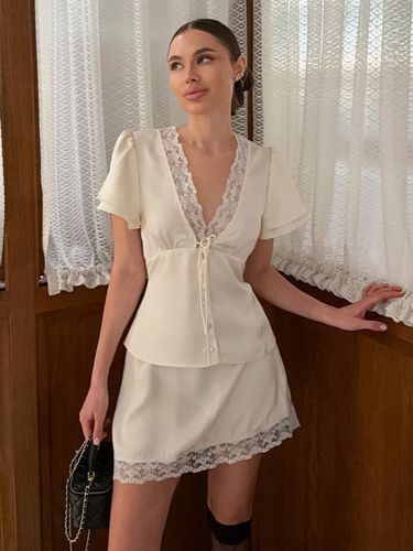Ensemble 2 pièces 2026 : haut à col en V bordé de dentelle satinée et mini-jupe à nouer sur le devant - milanoo.com - Modalova