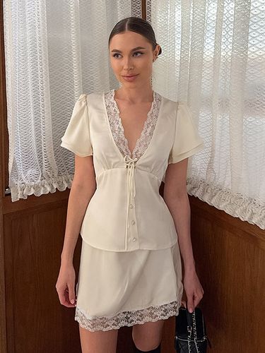Ensemble 2 pièces 2026 : haut à col en V bordé de dentelle satinée et mini-jupe à nouer sur le devant - milanoo.com - Modalova