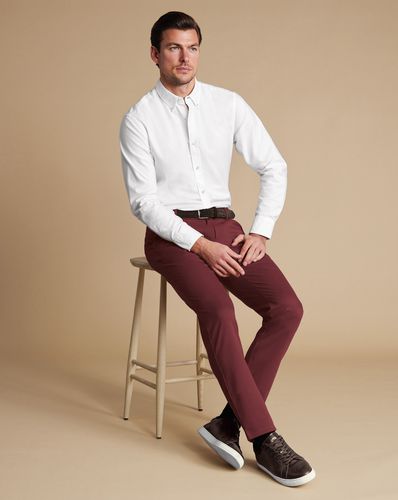 Chino Sans Repassage Ultimate - Bordeaux par - Charles Tyrwhitt - Modalova