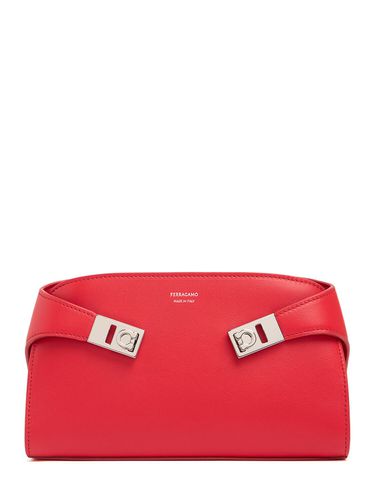 Pochette En Cuir Hug - FERRAGAMO - Modalova