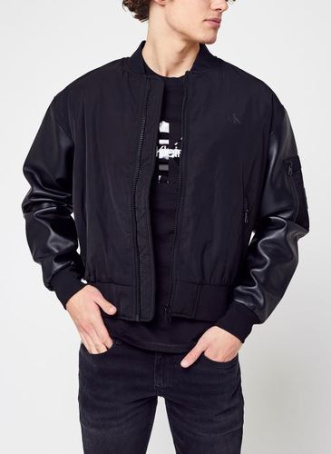 Faux Leather Bomber Jacket par - Calvin Klein Jeans - Modalova