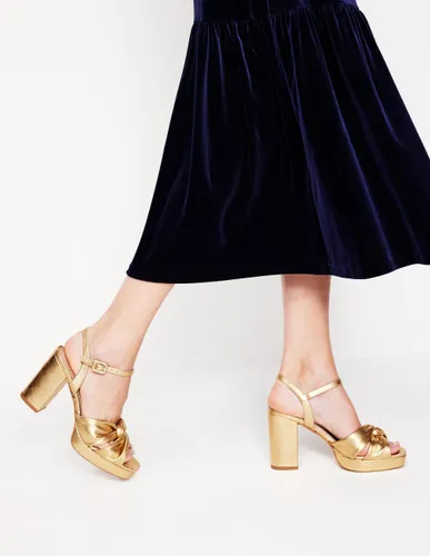 Chaussures compensées avec devant torsadé-Doré - Boden - Modalova
