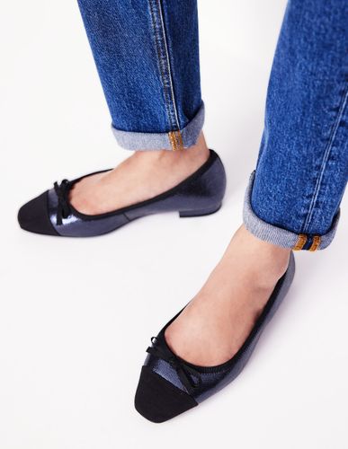 Ballerines à bout rapporté-Cuir marine craquelé - Boden - Modalova