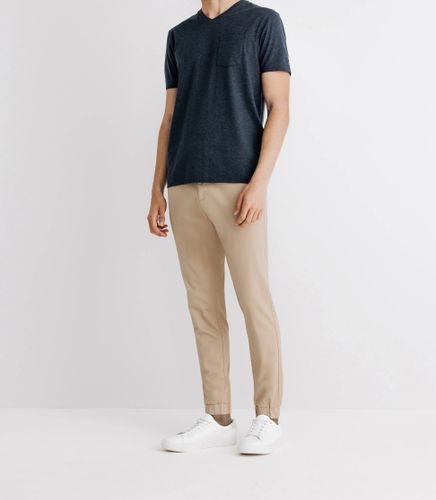 T-shirt col V avec poche marine - IZAC - Modalova