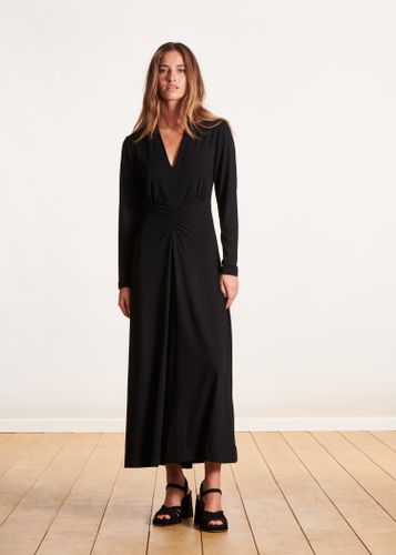 Robe mi-longue noire cintrée col V - La Fée Maraboutée - Modalova