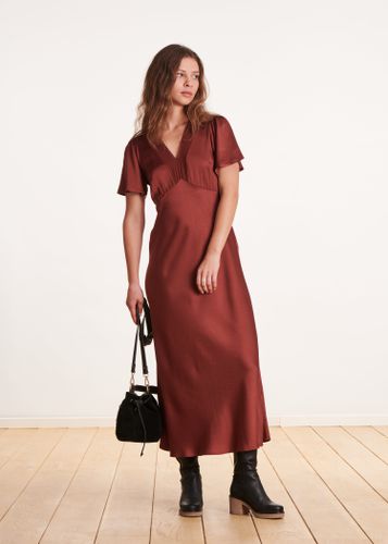 Robe longue cintrée fluide bordeaux à manches courtes - La Fée Maraboutée - Modalova