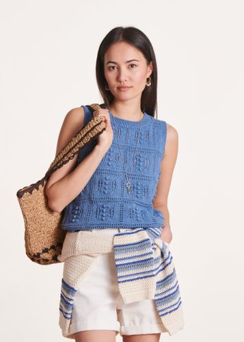 Pull sans manches bleu en maille crochet - La Fée Maraboutée - Modalova