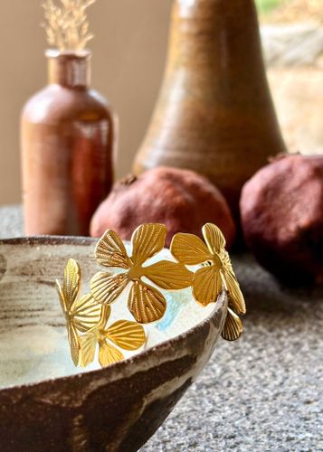 Bracelet jonc doré fleurs - La Fée Maraboutée - Modalova