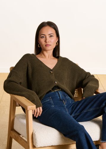 Gilet court ample en maille côtes perlées kaki - La Fée Maraboutée - Modalova