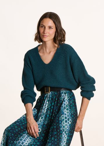 Pull bleu pétrole en maille ample manches longues col V - La Fée Maraboutée - Modalova