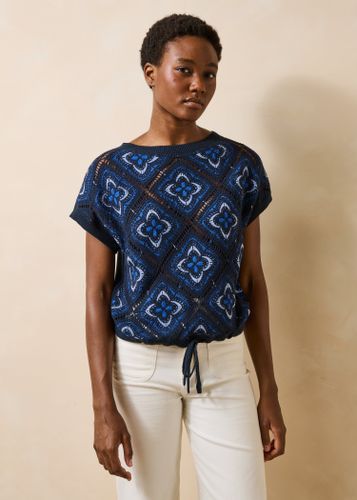 Pull bleu manches courtes en maille crochet - La Fée Maraboutée - Modalova