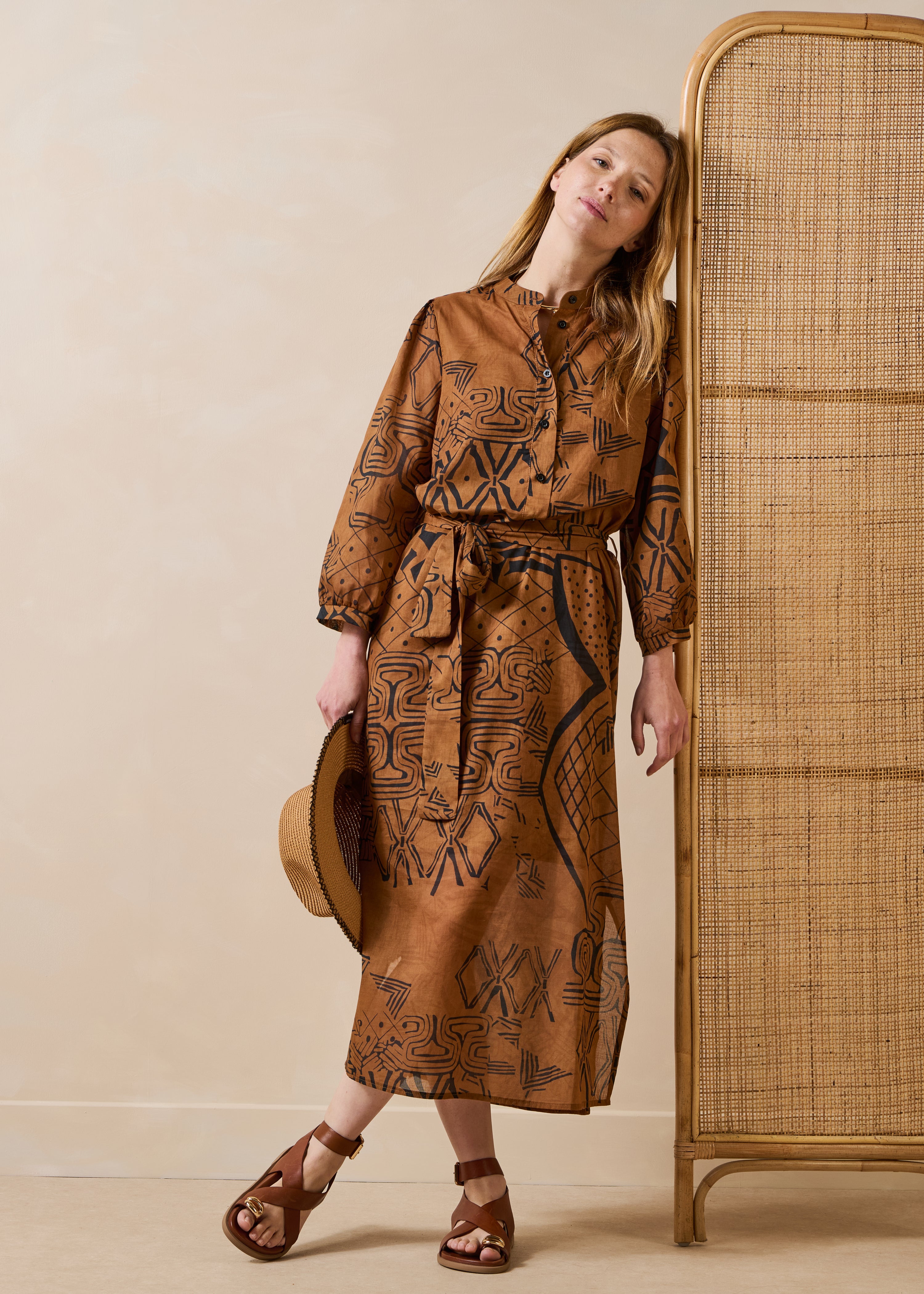 Robe midi en voile de coton marron imprimé - La Fée Maraboutée - Modalova
