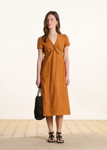 Robe midi ocre en broderie anglaise - La Fée Maraboutée - Modalova