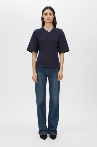 Aqui V Neck Monogram Tee - CAMILLA AND MARC - Modalova