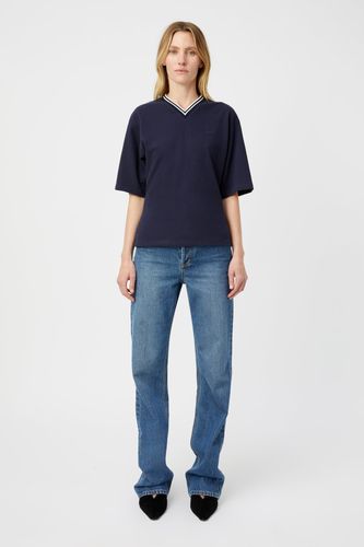 Aqui V Neck Monogram Tee - CAMILLA AND MARC - Modalova