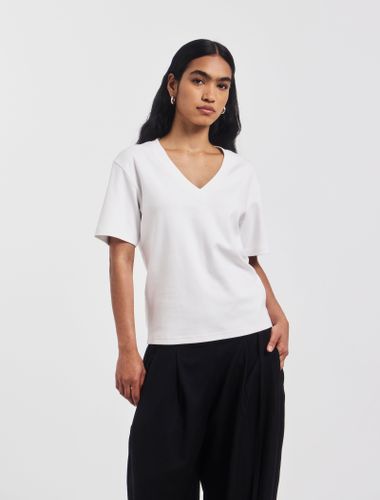 Signature V Neck T-shirt in - Organic Cotton - Ninety Percent - Modalova