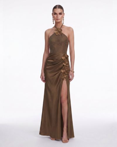 Robe longue fendue en satin à dos nu avec appliqué floral - Marron - JW PEI - Modalova