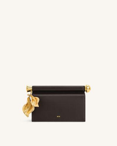 Pochette décorée d'un pendentif en métal Holly - Marron foncé - JW PEI - Modalova