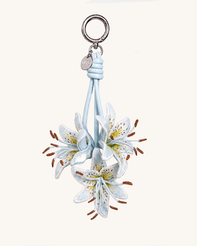 Bijou de sac fleur brodé en 3D - Bleu glace - JW PEI - Modalova