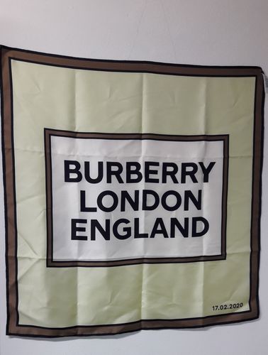 Foulard " LONDON ENGLAND" - 100 % soie - Couleur /jaune - burberry - Modalova