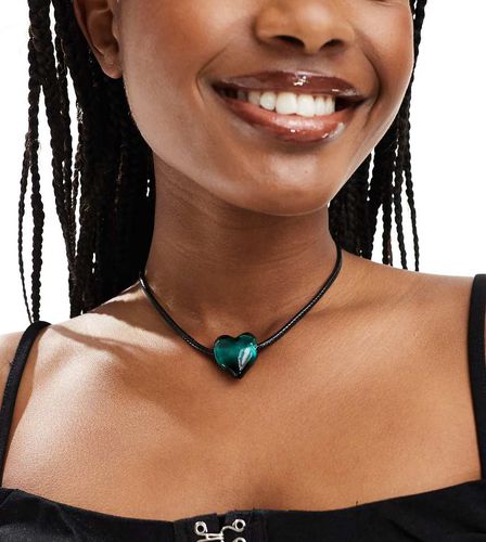 Collier en corde avec caur en jade - 8 Other Reasons - Modalova