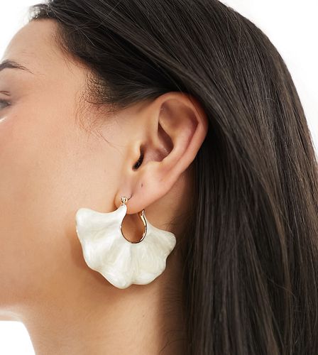 Boucles d'oreilles ondulées en plaqué or 18 carats avec perle - 8 Other Reasons - Modalova