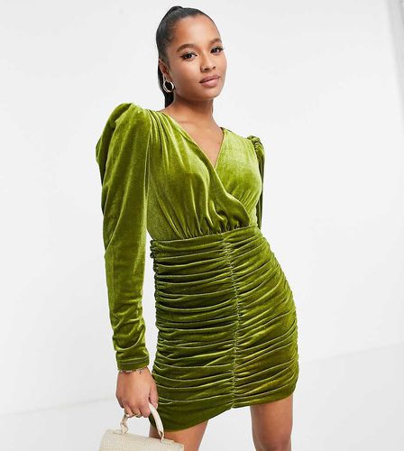 Robe courte froncée avec dos découvert en velours - Olive - Collective The Label Petite - Modalova