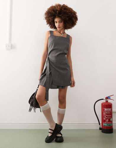 Robe chasuble courte style kilt avec dtail boucle - Collusion - Modalova