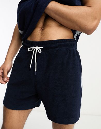 Core - Short d'ensemble en tissu éponge à bandes logo - marine - Calvin Klein - Modalova