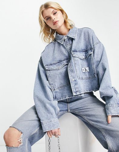 Chemise courte en jean - délavé moyen - Calvin Klein Jeans - Modalova