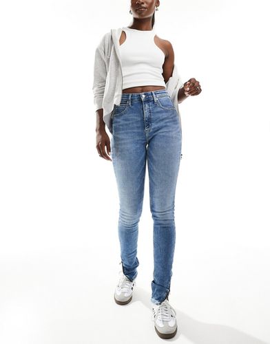 Jean ultra skinny à taille haute et ourlet zippé - moyen - Calvin Klein Jeans - Modalova
