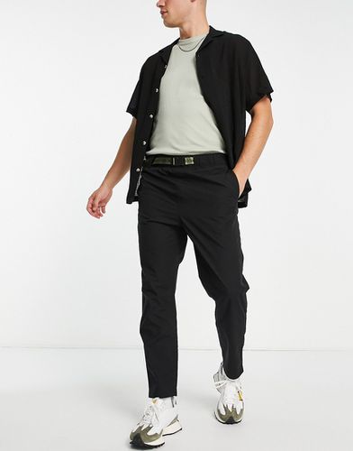 Pantalon large tissé avec ceinture fonctionnelle à étiquette - Calvin Klein Jeans - Modalova