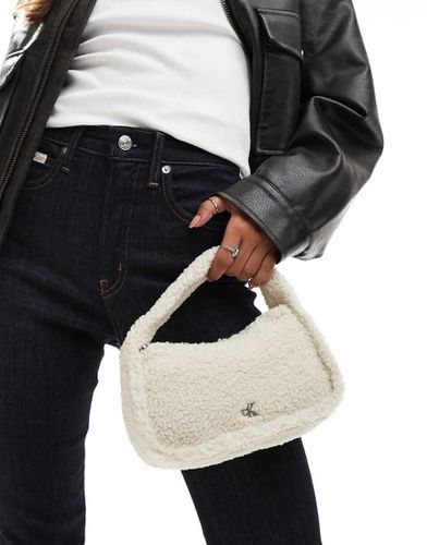 Petit sac à main zippé en sherpa - Bouleau - Calvin Klein Jeans - Modalova