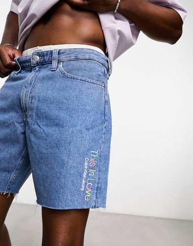 Pride - Short mi-long en jean - clair délavé - Calvin Klein Jeans - Modalova