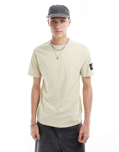 T-shirt coupe classique avec écusson - pâle - Calvin Klein Jeans - Modalova