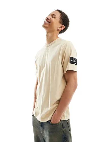 T-shirt coupe classique avec écusson logo - Sable - Calvin Klein Jeans - Modalova