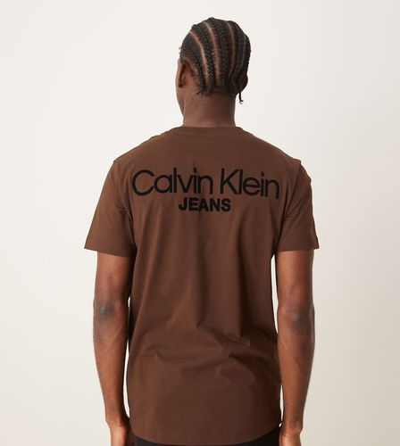 T-shirt avec imprimé logo au dos - foncé - Exclusivité ASOS - Calvin Klein Jeans - Modalova