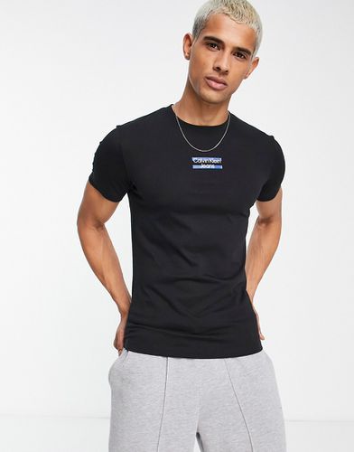 T-shirt avec logo sur la poitrine - Noir - Calvin Klein Jeans - Modalova
