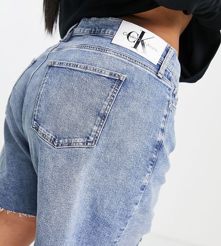 Calvin Klein Plus - Short en jean coupe mom à ourlets bruts - Délavage moyen - Calvin Klein Jeans Plus - Modalova