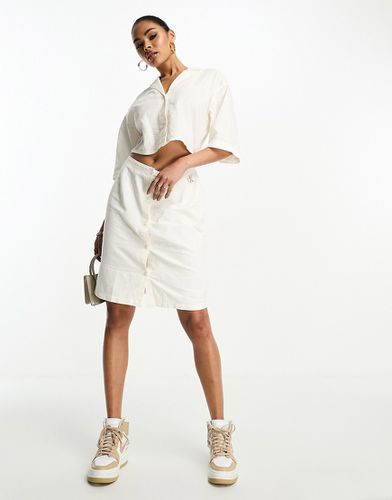 Robe chemise courte coupe carrée en crépon avec découpe au niveau du ventre - Calvin Klein - Modalova