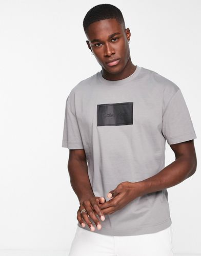 T-shirt confort en coton à logo encadré texturé - Calvin Klein - Modalova